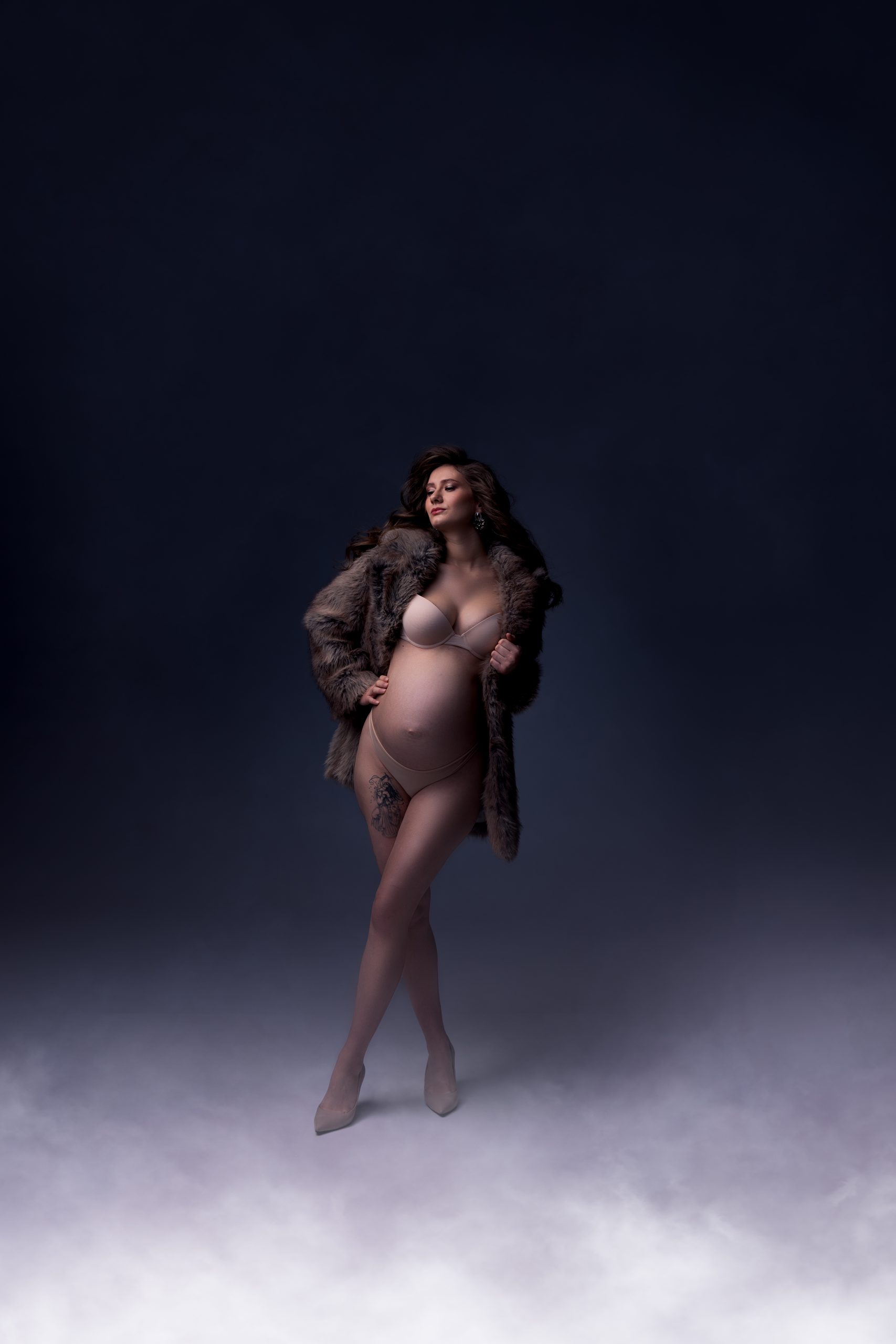 Ghid complet pentru pregătirea unei ședințe foto de gravidă în stil Fashion & Minimalistic